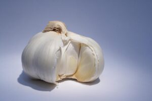体臭が悪化する食べ物にニンニクは含まれるのか？